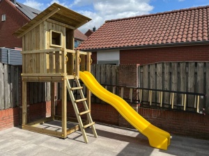 houten speeltoestel met gele glijbaan in de tuin - beach hut