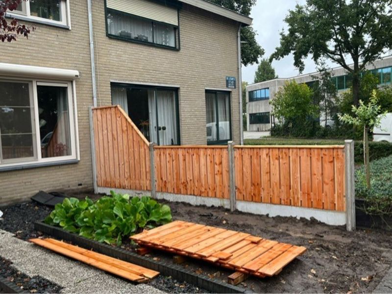 Schutting voortuin met douglas schermen met wit:grijs beton