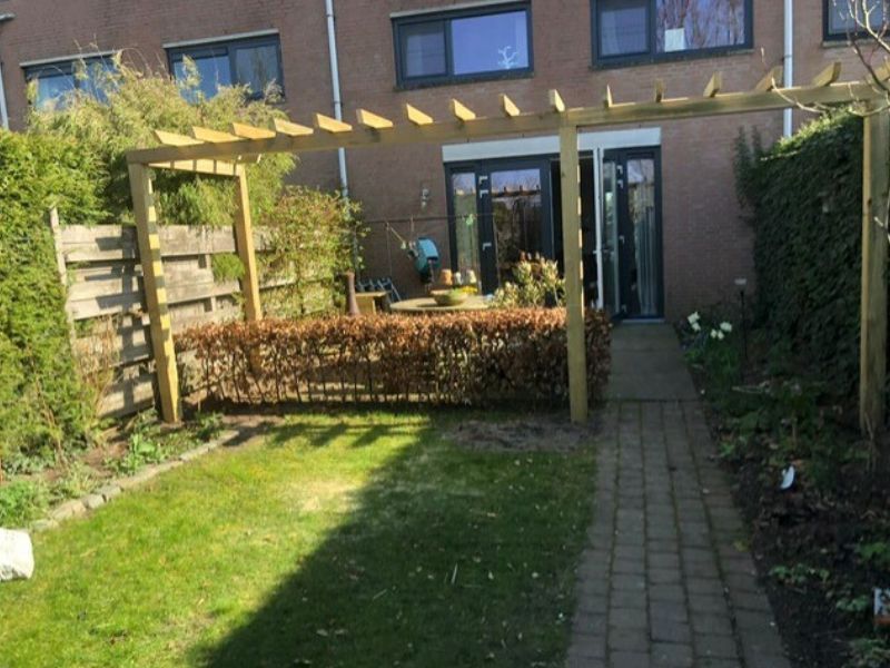 pergola geimpr. over breedte tuin