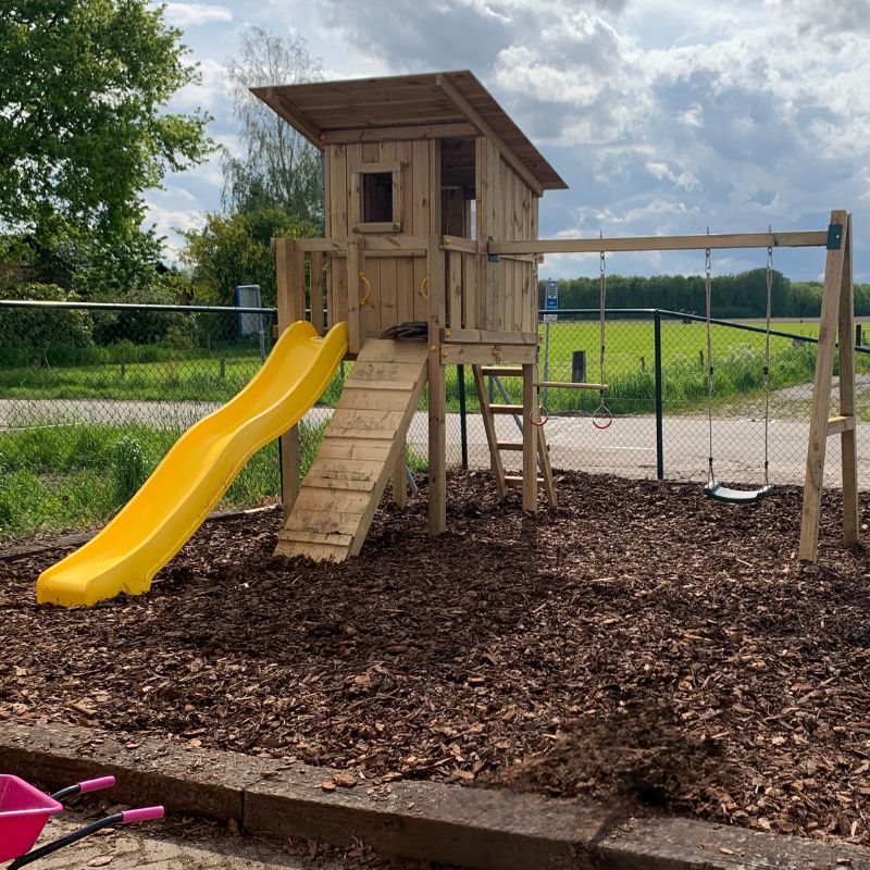 houten speeltoestel met gele glijbaan en dubbele schommel aanbouw