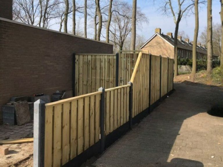 afbouwscherm naast dubbele poort