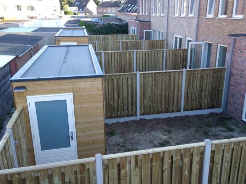 nieuwbouw met 21planks tuinschermen en wit/grijze betonpalen en platen