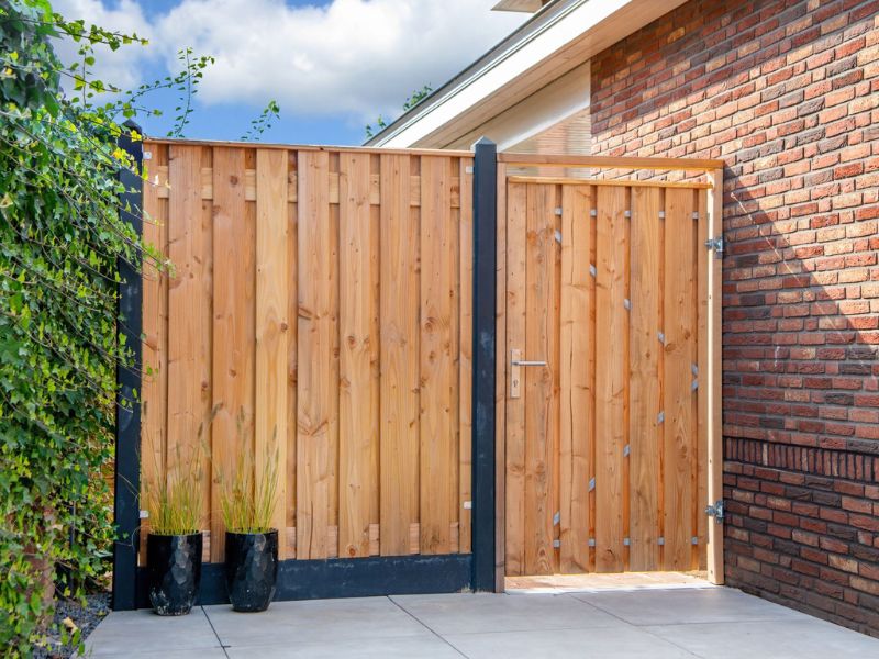 Poort met stalen frame aan de muur gemonteerd