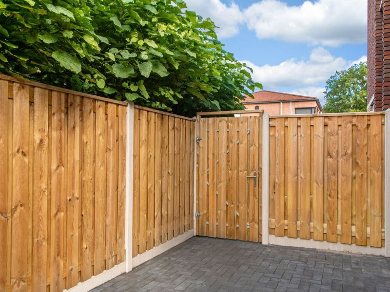 Poort met stalen frame in een hoek gemonteerd