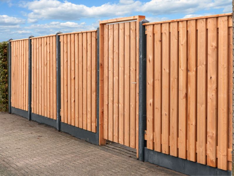 Poort met stalen frame tussen twee betonpalen geplaatst