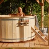sfeerfoto houten hottub basic met externe kachel
