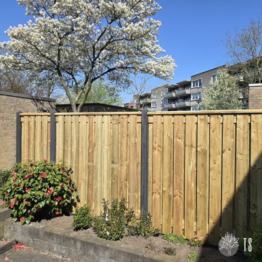 schutting geimpregneerd tuinscherm + betonpalen en platen antraciet