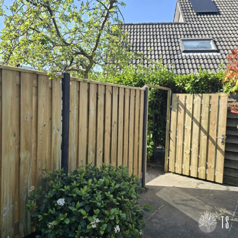 standaard betonsysteem schutting geimpregneerd met antraciet beton + tuinpoort