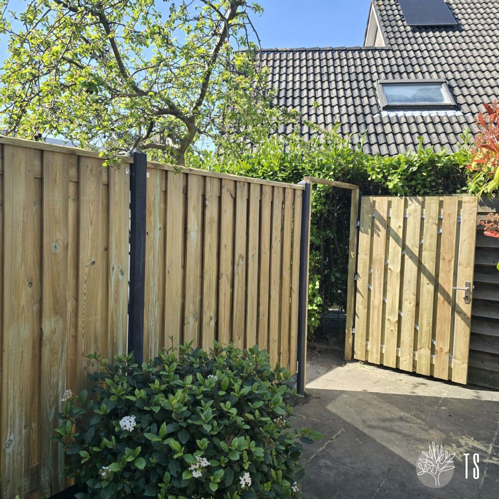standaard betonsysteem schutting geimpregneerd met antraciet beton + tuinpoort