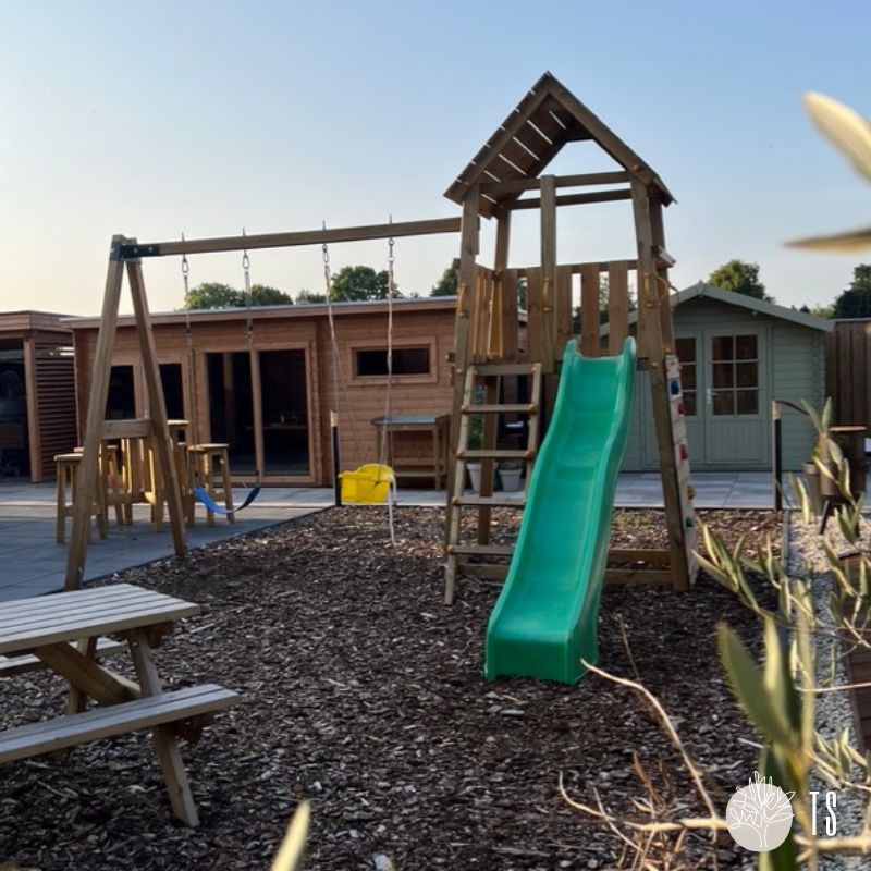 Showtuin Heerle (Roosendaal): De Tuinhoutspecialist - Barts Interieur en Buitenleven 13 showtuin speeltoestel met schommels en glijbaan - barts interieur en buitenleven omgeving roosendaal