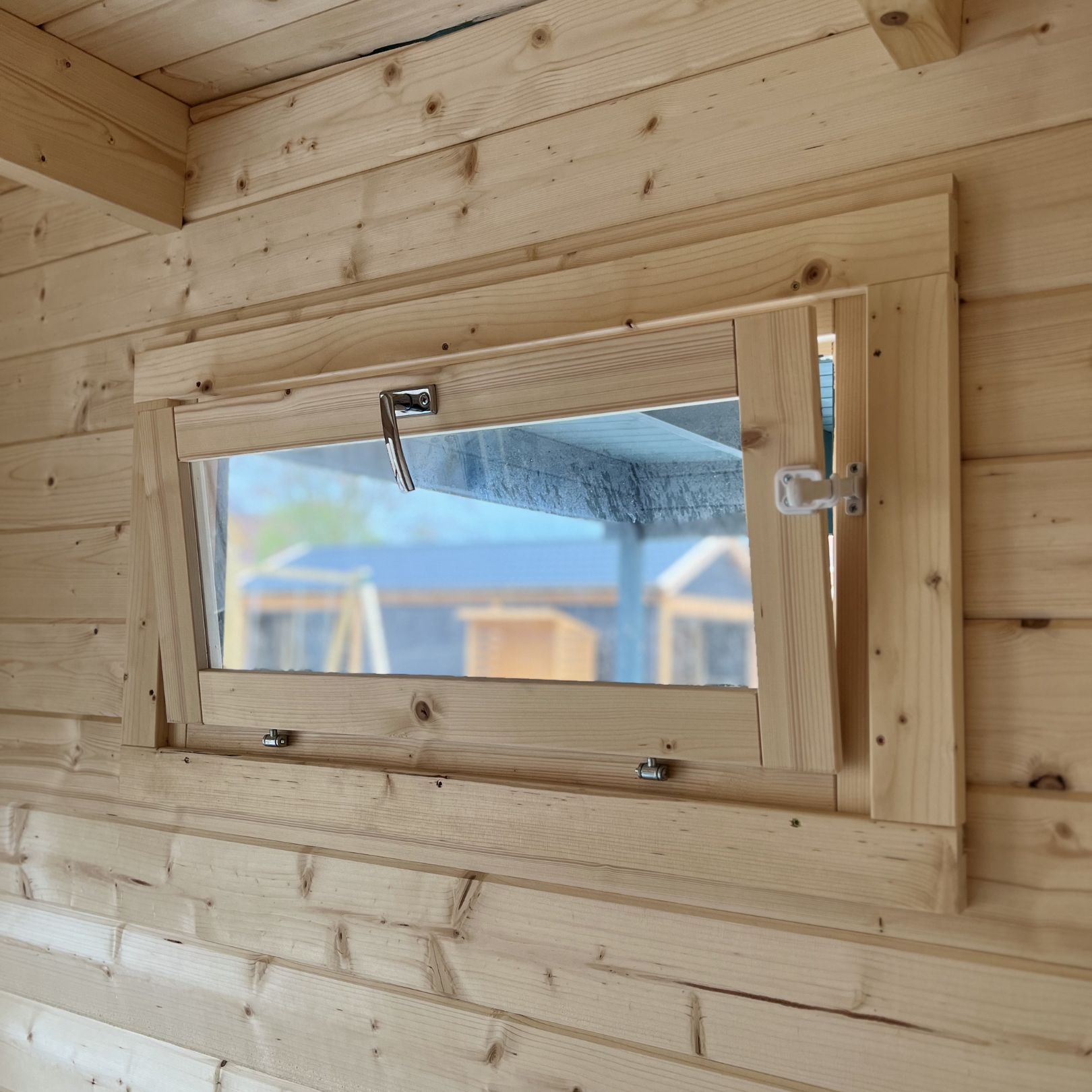 EXTRA IN PRIJS VERLAAGD showmodel blokhut Brenda 7 blokhut dubbele deur vuren hout met raam Brenda