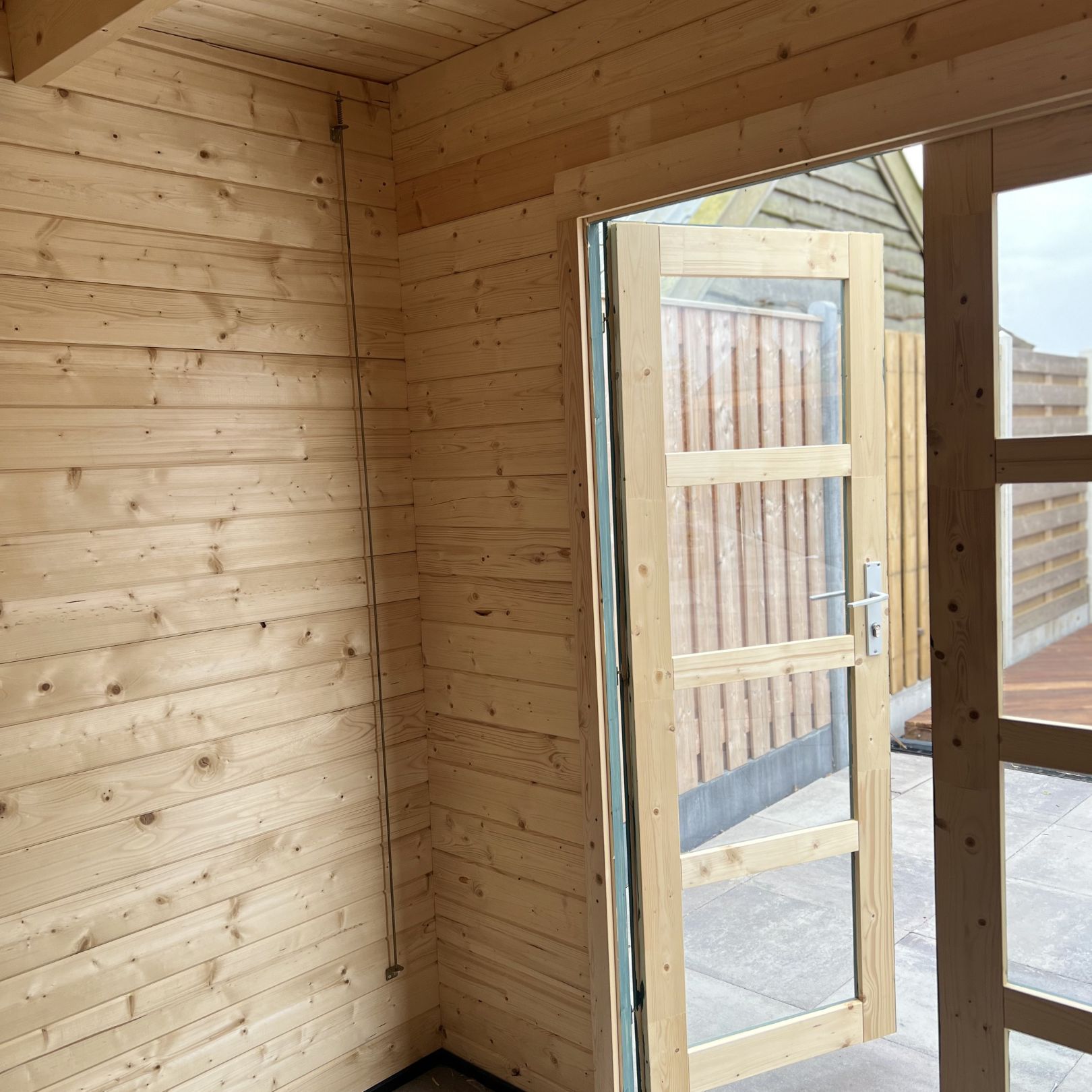 EXTRA IN PRIJS VERLAAGD showmodel blokhut Brenda 8 blokhut dubbele deur vurenhout brenda